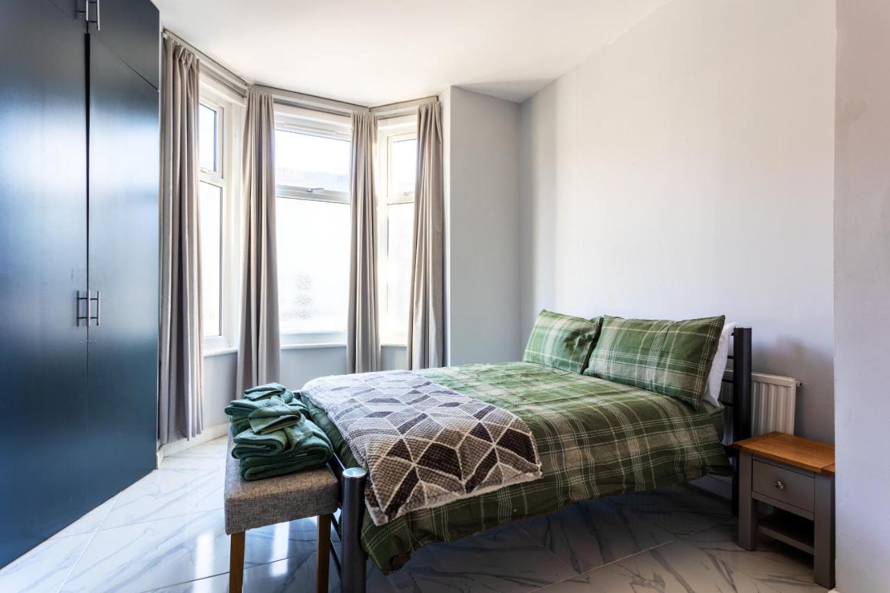 Amazing 3 Bedroom, 2 Bathroom, Ground Floor Flat With Garden, Near Train Station And Bus Stop London Exterior photo